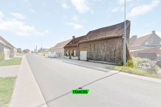 In Haringe bevindt zich deze te renoveren woonst. Deze woning heeft een totale oppervlakte van 230m² en een bewoonbare oppervlakte van 132m²...