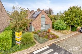 <strong>Immo Van Middelem verkoopt deze uitzonderlijk goed gelegen RUIME en LICHTRIJKE, INSTAPKLARE villa met 4 kamers, bureau, garage, terras en tuin op een perceel van +/- 8a83ca. </strong><br /><strong>Winkels, scholen, openbaar vervoer, sportinfrastructuur, cultuurcentrum 'De Ploter',... bevinden zich allemaal op wandelafstand !</strong><br /><br />De achtertuin (die uitgeeft op de Beukstraat), dewelke intussen werd afgesplitst van de woning als bouwgrond voor een open bebouwing op +/- 4a01ca, is inbegrepen in de prijs. Ideaal als investering in de toekomst!<br /><br />De woning werd steeds zéér goed onderhouden, de eigenaars zijn doorheen de jaren blijven investeren in hun wooncomfort (zie document 'historiek woning' bij 'downloads').<br /><br />De indeling is als volgt: <br />- GELIJKVLOERS: inkomhal met WC en trap naar de 1ste verdieping, bureau met ingemaakte kasten, living (salon en eetplaats) met toegang tot de veranda en het terras, volledig geïnstalleerde keuken met eethoek en toegang tot het terras, berging;<br />- 1ste VERDIEPING: nachthal, WC, badkamer met bad en douche, 3 kamers waarvan 1 met dressing, 2 bergruimtes.<br />- ZOLDER 1 (via vaste trap): 1 kamer met doucheruimte en WC;<br />- ZOLDER 2 (via trapladder): bergzolder;<br />- GARAGE met stookplaats;<br />- Ruim TUINHUIS<br /><br />Alarminstallatie.<br />CV op stookolie (aansluiting op stadsgas mogelijk).<br />8 zonnepanelen met thuisbatterij.<br />EPC: 240 kWh/m² - Label C (UC: 3585935).<br />Elektriciteit CONFORM tot 2050.<br />Asbestveilig.<br />Vrij bij akte.