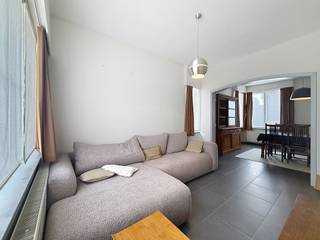 Nieuwkerkenstraat 285: Gezellige woning met indeling als volgt: Lichtrijke living, aparte keuken, eerste badkamer met douche, kelder, tuin,...