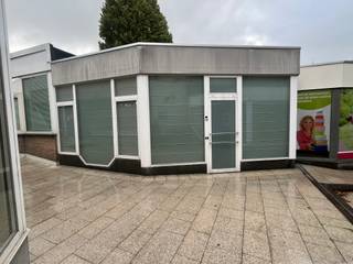 <p>Gelijkvloers appartementswoning gelegen in centrum van Waregem</p>
<p> </p>
<p>Het appartement heeft een eigen inkomdeur.</p>
<p>Het appartement heeft een ruime woonkamer, ingerichte keuken, kleine berging, slaapkamer en badkamer met douche en toilet.</p>
<p> </p>
<p>Troeven</p>
<p>- onmiddellijk vrij</p>
<p>- pal in het centrum</p>
<p>- goed EPC</p>