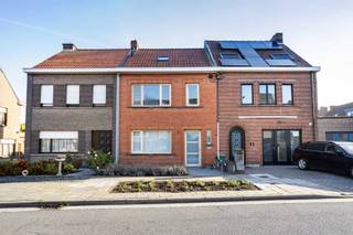Deze instapklare woning geniet van een uitstekende ligging in de dorpskern van Zwijnaarde, op wandelafstand van winkels, scholen, openbaar vervoer en de tram. Ook het groene Parkbos bevindt zich vlakbij, ideaal voor wie graag wandelt, fietst of geniet van de natuur. Bovendien ligt het centrum van Gent op fietsafstand en is er een vlotte verbinding met de belangrijkste invalswegen, waaronder de R4, E17 en E40.<br /><br />Bij het betreden van de woning kom je in de ruime inkomhal, die toegang biedt tot de gezellige leefruimte en de lichtrijke, open keuken met zicht op de tuin. Op het gelijkvloers bevinden zich daarnaast een ruime bijkeuken, een apart toilet en praktische opbergmogelijkheden.<br /><br />Via de houten trap bereik je de eerste verdieping. Hier vind je een badkamer, twee ruime slaapkamers en een derde kamer die perfect kan dienen als kinderkamer, bureau of hobbyruimte.<br /><br />De woning werd grondig gerenoveerd en beschikt over verschillende vernieuwde voorzieningen:<br /><br />Vernieuwd buitenschrijnwerk en beglazing.<br /><br />Het dak werd volledig vernieuwd in 2015.<br /><br />Nieuwe vloerverwarming op het gelijkvloers.<br /><br />Vernieuwde elektrische installatie, klaar voor aansluiting op een driefasig elektriciteitsnet.<br /><br />Nieuwe leidingen.<br /><br />Een zolder die nog volledig kan worden ingericht tot extra slaapkamer, bureau <br /><br />Bezoekdag: zaterdag 31 oktober,<br /><br />Voor meer informatie of een bezoek ter plaatse kun je contact opnemen met Simon Coens:<br /><br />Telefoon: 0478 20 67 74<br /><br />E-mail: simon@cornelis-goeman.be