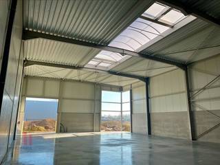 Nieuwbouw KMO-unit van 1.000 m² te koop, de casco KMO-unit heeft een vrije hoogte van +/- 6 m en is opgebouwd uit een staalconstructie in...