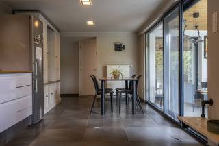 Instapklaar en lichtrijk huis te koop.Indeling:Inkom met gastentoilet, lichtrijke living met zithoek en eethoek. Ruime aparte keuken...