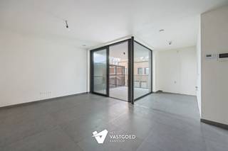 <p><span>Praktisch 2-slaapkamerappartement met terras op centrale ligging te Ham.</span></p><p><span> </span></p><p><span>Dit appartement op de eerste verdieping biedt 87,28 m² woonoppervlakte, 2 slaapkamers en een terras van 11,22 m². 6% BTW tarief mogelijk en E-peil 10 met vrijstelling van het KI in de eerste 5 jaar.</span></p><p><span> </span></p><p><span>De extra slaapkamer maakt dit appartement bijzonder veelzijdig: ideaal als kinderkamer, bureau, logeerkamer of dressing.</span></p><p><span> </span></p><p><span>De keuken kan nog volledig naar eigen voorkeur gekozen worden binnen het voorziene budget van 12.500 euro excl. btw. Zo creëert u meteen een woonst die aansluit bij uw eigen stijl.</span></p><p><span> </span></p><p><span>Dankzij vloerverwarming en koeling via geothermie, zonnepanelen, ventilatie D en E-peil 10 geniet u van comfort in elk seizoen.</span></p><p><span> </span></p><p><span>Een veelzijdig appartement dat perfect past bij wie extra ruimte zoekt.</span></p><p><span> </span></p>