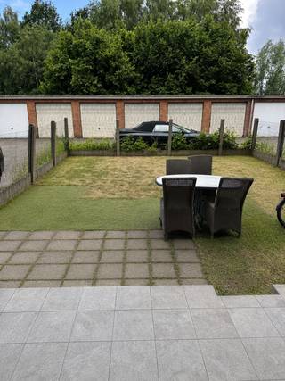 <div>
<section>
<div>
<div>
<div>
<div>
<ul>
<li><strong>Instapklaar 2-slaapkamerappartement met privékoertje.</strong> Lichtrijke leefruimte, open keuken, moderne badkamer en praktische berging. Centraal gelegen nabij winkels, scholen en openbaar vervoer. Ideaal voor starters of investeerders.<br /><strong><strong>Troeven</strong></strong>
<div>
<div>
<ul>
<li>2 slaapkamers,</li>
<li>privékoertje,</li>
<li>instapklaar en uitstekende ligging.</li>
<li>optie parking voor 90 Euro/ Maand</li>
</ul>
</div>
</div>
<div></div>
</li>
</ul>
</div>
</div>
<div>
<div></div>
</div>
</div>
</div>
</section>
</div>
<div></div>