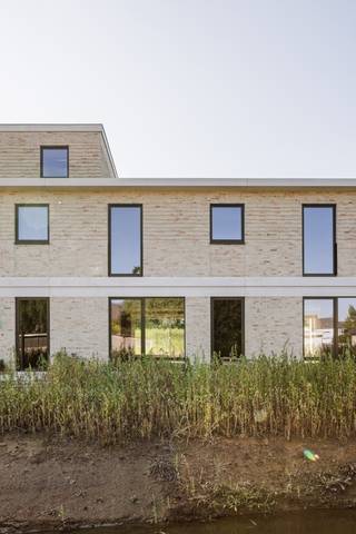 Danneels bouwt deze gesloten bebouwing in moderne stijl in onze toekomstgerichte nieuwbouwproject ‘Bosveld’ in Aalst. Een residentiële en groene omgeving, dicht bij het stadscentrum en alle voorzieningen.  <br /><br />De woning is rustig gelegen, middenin een mooie parktuin en is bijzonder functioneel ingedeeld. Zithoek, eetkamer en keuken vormen een mooi geheel dat optimaal in verbinding staat met de zuid gerichte tuin en het terras.<br /><br />Op de verdieping hebben we drie slaapkamers, een badkamer, berging en een apart toilet. Bij de woning hoort ook een buitenberging, een autostaanplaats en een fietsenberging.<br /><br />Een geothermische warmtepomp, vloerverwarming, zonnepanelen en een ventilatiesysteem met warmterecuperatie zijn standaard voorzien en dat is goed nieuws voor jouw energiefactuur.<br /><br />Danneels realiseert deze woning sleutel-op-de-deur voor jou met een vaste totaalprijs en oplevertermijn.<br /> 