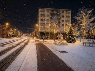 Centraal gelegen Hoekappartement te Merksem, dat interessant kan zijn als investeringspand, mits het pand momenteel verhuurd is.<br /><br />We betreden het appartementsgebouw via de centrale inkomhal en passeren de ruime inpandige fietsenstalling (met eveneens toegang via de andere straat) en nemen de lift naar de tweede verdieping.<br /><br />De ingerichte keuken omvat een ontbijthoek en de lichte leefruimte baadt in het licht dankzij de vele ramen. Verder zijn er twee slaapkamers en een badkamer voorzien van wastafel met kasten, een WC en een hoekdouche.<br /><br />Het appartement is verhuurd aan 880 euro / maand met inbegrip van een vooruitbetaling van de verwarming (gezamenlijke CV-instalatie)<br />Water, elektriciteit, warm water (CV-doorstromer) is privatief.<br /><br />Bijzondere kenmerken<br />- verhuurd aan goede huurders<br />- fietsenstalling inpandig<br />- twee toegangsmogelijkheden tot het gebouw (via de beide straten)<br />- gerenoveerd 2008<br />- goede bereikbaarheid naar winkels, scholen, openbaar vervoer<br />- centrale ligging<br />- hoekappartement: veel lichtinval en open zicht<br />- lift