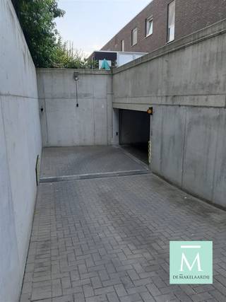 Ondergrondse staanplaats in Leuven nabij Vaartkom Deze ondergrondse staanplaats is gelegen onder residentie Klaverpark 2 (Marrainenplein) op een...