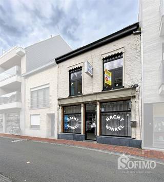 HANDELSPAND MET MOGELIJKHEID TOT WOONST IN HET CENTRUM VAN POPERINGE. HET PAND IS ALS VOLGT INGEDEELD: GELIJKVLOERS:WINKELRUIMTE, AANSLUITEND...