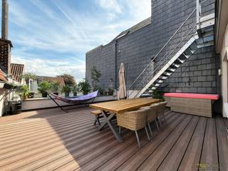 Aantrekkelijk HANDELSPAND MET WOONST met 150 M² HANDELSRUIMTE en een ZÉÉR RUIM TERRAS op een TOPLIGGING aan de Markt van Oudenaarde! Dit veelzijdige eigendom is ideaal voor wie WONEN EN WERKEN wil combineren en is verdeeld over 3 VOLWAARDIGE BOUWLAGEN. Het handelsgedeelte bestaat uit moderne winkel (slagerij) en grote werkplaats met verschillende KOELCELLEN en kelder. De woonst omvat een LICHTRIJKE LEEFRUIMTE met OPEN ZICHT op de Markt, Sint-Walburgakerk en het stadhuis, OPEN INGERICHTE KEUKEN en samen ca. 50 m² leefruimte. Verder zijn er 3 SLAAPKAMERS, ingerichte badkamer, 2 toiletten, meerdere bergingen, wasplaats, technische ruimte, zolder en kelder. Een extra troef is het UITERST RUIME TERRAS MET VEEL PRIVACY. Dankzij de UITSTEKENDE COMMERCIËLE LIGGING geniet het pand van sterke zichtbaarheid en passage. Een mooie opportuniteit als HANDELSPAND MET WOONST of OPBRENGSTEIGENDOM in HARTJE OUDENAARDE!<br /><br />Adres: Markt 11-12 te Oudenaarde<br /><br />EPC-label C; P-score: A, G-score: A; Bestuursmaatregelen in maatregelenregister: neen. Vrij bij akte