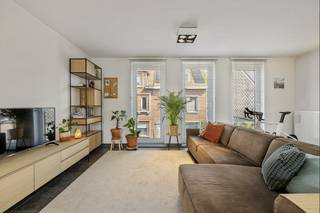 Centraal gelegen woning<br />Op zoek naar een centraal gelegen woning/appartement in Sint-Niklaas? Dan is deze recente bel etage woning precies wat je zoekt! <br /><br />Enkele troeven op een rij:<br />• Ruime lichtrijke living met open keuken en groot zonnig terras, en toegang tot een gezellige stadstuin<br />• 3 slaapkamers, moderne badkamer met douche en ligbad<br />• Energiezuinig dankzij zonnepanelen en thuisbatterij. <br />• Rustig gelegen, en toch centraal met diverse faciliteiten (scholen, openbaar vervoer, winkels, enzovoort)<br />• Parkeerplaats in ondergrondse parking + extra afgesloten bergruimte, inbegrepen in de maandelijkse huurprijs. <br /><br />Indeling:<br />Gelijkvloers : inkomdeur met inkomhall, trap naar eerste verdieping, berging, wasplaats en fietsenstalling, tuin. <br /><br />Eerste verdieping: wc, living met open keuken, trap naar tweede verdieping, terras met trap naar de tuin. <br /><br />Tweede verdieping: traphal, 3 slaapkamers, waaronder een ruime master met ingebouwde kasten, een stijlvolle badkamer met ligbad en knappe inloopdouche, toilet apart.<br /><br />Extra bergruimte + parkeerplaats in gemeenschappelijke ondergrondse garage. Aansluiting voor een laadpaal aanwezig. <br /><br />Bewoonbare oppervlakte 144m2.<br /><br />Dit betreft een afzonderlijke woning die deel uit maakt van residentie Waeslandia. <br /><br />Beschikbaar: vanaf 1 september<br /><br />Huurprijs: € 1.160 + € 90 gemeenschappelijke kosten<br /><br />E-peil: B 184 (mits zonnepanelen en thuisbatterij 135).<br />Conformiteitsattest uitgereikt op 18-03-2026. <br /><br />Benieuwd naar dit unieke woonaanbod? Vraag een bezoek aan bij de particuliere eigenaar. Email naar alaureys@telenet.be. Eerste bezoekdag : zaterdag 26 september tussen 10u en 18u. <br /><br /><br /><br /><br />