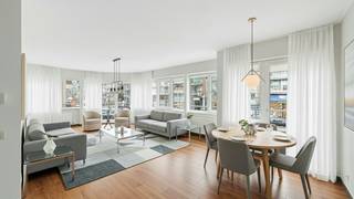 In de Lippenslaan, op wandelafstand van zee en strand, bieden wij dit lichtrijk hoekappartement met open zicht te koop aan. Dit...