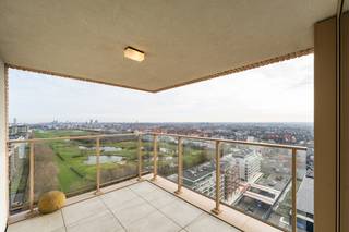 Te koop: modern hoekappartement met panoramisch zicht op de 17de verdieping in het centrum van Oostende. Dit nieuwbouwappartement (bouwjaar 2025)...