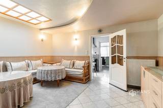 <p><span>Werbrouckstraat 36 - Anvers (2020)</span></p><p><span> </span></p><p><span>Maison spacieuse (272 m²) avec garage et espace extérieur orienté sud (25 m²) à Anvers (2020).</span></p><p><span>Cette propriété polyvalente est idéalement située à la frontière de Wilrijk et Hoboken, les deux centres de village étant accessibles à pied. Grâce à la proximité du bus, du tram, du train et du système de vélo-partage, vous bénéficiez d'une excellente accessibilité. En voiture, vous pouvez également vous rendre rapidement sur les routes de liaison environnantes.</span></p><p><span>Avec une surface habitable de pas moins de 272 m², cette propriété offre un espace et une flexibilité exceptionnels. Avec six chambres à coucher spacieuses, deux salles de bains et deux cuisines, c'est la maison idéale pour les grandes familles, la cohabitation ou la combinaison de l'habitat et du travail. Le garage intérieur (25 m²) et l'espace extérieur (25 m²) orienté au sud et nécessitant peu d'entretien complètent le tableau.</span></p><p><span>Vous entrez dans la maison par le grand hall d'entrée et l'escalier, avec l'accès au garage intérieur sur la gauche. A l'arrière, au rez-de-chaussée, se trouvent un coin salon, une cuisine supplémentaire, une salle d'eau et une grande cuisine à vivre. Il y a également des toilettes séparées pour les invités.</span></p><p><span>Au premier étage en mezzanine se trouve une deuxième cuisine habitable (20 m²) avec un équipement de base et des toilettes séparées. Les premier, deuxième et troisième étages ont une disposition similaire, avec une chambre spacieuse de 20 m² à l'avant et une deuxième chambre de 15 m² à l'arrière.</span></p><p><span>La deuxième mezzanine offre une autre chambre de 12 m², suivie de la deuxième salle de bains (8 m²), équipée d'une douche à l'italienne, d'un double lavabo et de toilettes.</span></p><p><span>Vous êtes à la recherche d'une maison exceptionnellement spacieuse avec de nombreuses possibilités pour une famille ou une colocation ? Ne manquez pas cette opportunité ! Surface habitable 272 m² – ref : surface brute de plancher. Pour plus d'informations ou une évaluation gratuite, visitez </span><span><span>www.hansimmo.be</span></span></p><p><span> </span></p>