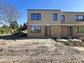 <strong>Kies voor modern, energiezuinig en zorgeloos wonen nabij centrum Wetteren.<br /><br />LIGGING<br /></strong>In een rustige doodlopende straat, nabij de Markt en het gezellige centrum van Wetteren, verrijst een exclusief nieuwbouwproject met slechts 6 woningen in een hedendaags moderne architectuur.<br /><br />Goede verbindingen met de E40 en Brusselsesteenweg brengen u snel naar Gent of Brussel. Daarnaast bevinden winkels, scholen, openbaar vervoer, wandel- en fietsroutes zich allemaal op een steenworp. <br /><br /><strong>(MOBISCORE: 8,3/10)</strong><br /><br /><strong>INDELING <br /><br /></strong>De woning biedt een uitstekende energieprestatie dankzij vloerverwarming via warmtepomp, zonnepanelen en een ventilatiesysteem D. <br /><br />U komt binnen via de inkomhal met vestiaire, een berging, een gastentoilet en toegang tot de leefruimte. <br />Geniet van een lichtrijke leefruimte met open keuken voorzien van kookeiland en ontbijtcorner.<br />Het ruime terras en de tuin vormen het verlengstuk van uw woonkamer, wat de uitzonderlijke woonbeleving bevordert. <br />Hier kan u met vrienden of familie genieten van onvergetelijke momenten die er écht toe<br />doen!<br /><br />Op het verdiep vindt u 3 slaapkamers, een apart toilet, een extra berging en een badkamer. Deze is voorzien van ligbad, douche en een dubbele wastafel. <br /><br /><strong>EXTRA TROEF <br /></strong><br />Deze halfopen bebouwing beschikt over 2 private autostaanplaatsen die inbegrepen zijn in de prijs! <br /><br /><strong>Hier leeft u in alle rust, omgeven door groen en toch dicht bij alles wat telt.<br /></strong><br />Contacteer Kevin: <strong>0476 66 55 50<br /><br /></strong>(Oppervlakten geraamd, sommige foto’s zijn van een referentieproject of zijn renders)