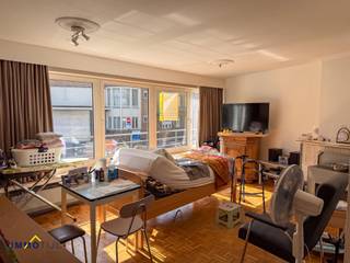 Dit appartement is gelegen vlak bij de Grote Markt, winkelstraten, het administratief centrum en het station van Aalst. <br /><br />Het appartement bevindt zich op de eerste verdieping (lift aanwezig) en beschikt over een ruime living met aansluitend de keuken, en badkamer (lavabomeubel, douche en toilet). Via de keuken bereikt men het terras met een kleine opbergruimte. <br /><br />Ideaal ter investering, het appartement is momenteel verhuurd.<br />Voor meer info en/of een bezoek, contacteer ons via steffen@immotijl.be of 053/42 46 99.