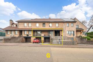 Dit op te frissen gelijkvloersappartement met drie slaapkamers, individuele garage, privétuin en een ruime netto bewoonbare oppervlakte van 124...