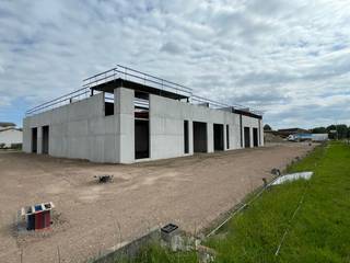 Nieuwbouw KMO-unit van <strong>211 m² met 70 m² mezzanine/kantoor en 4 privatieve parkeerplaatse</strong>n te koop, de unit maakt deel uit van het gloednieuwe bedrijvenpark <strong>"URSUS"</strong> die bestaat uit 17 KMO-units te koop met oppervlaktes tussen 175 m² en 227 m² (samenvoegbaar tot grotere oppervlaktes). Fantastisch gelegen nabij het centrum van Meulebeke en Tielt, op amper 4 km van de Brugsesteenweg (N50) en op slechts 5 km van de Pittemsesteenweg (N37) met een vlotte verbinding naar de E403 op- en afrit 8 Roeselare-Beveren.<br /><br />De casco magazijnen (en eventueel bijhorende kantoren) zijn opgebouwd uit geprefabriceerde geïsoleerde sandwichelementen in beton of metalen sandwichpanelen of een combinatie van beide. De loodsen, allen brandklasse B, hebben een vrije hoogte van +/- 6 meter en zijn toegankelijk via een automatische sectionale poort (al dan niet met een aparte toegangsdeur en glaspartij) en zijn voorzien van een lichtstraat. De duurzame bedrijfsgebouwen zijn gelegen in industriegebied voor ambachtelijke bedrijven en KMO's en zijn geschikt voor zowel opslag, productie, verwerking van goederen, groothandel, transport -en distributieactiviteiten, ... <br /><br />De units 1 tot en met 10 genieten van een uitstekende zichtbaarheid vanaf de Randweg, waardoor uw visuele aanwezigheid zowel voor voorbijrijdend verkeer als voor bezoekers aanzienlijk wordt versterkt.<br /><br />Per unit zijn er minstens twee privatieve parkeerplaatsen voorzien.<br />Er zijn ruime parkeer- en manoeuvreerruimte voorzien op het terrein. Voorziene oplevering begin Q2 2026.<br /><br />Contacteer <strong>PANORAMA B2B</strong> voor bijkomende inlichtingen, plannen of een vrijblijvend plaatsbezoek <strong>050 300 800</strong>.