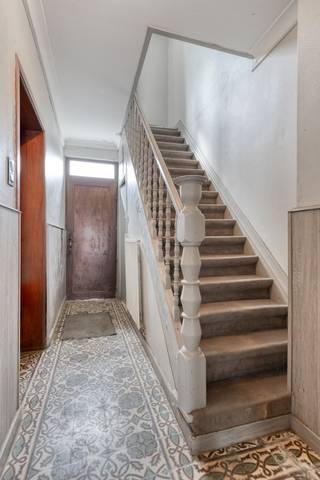 Deze charmante hoeve is gelegen in Oorbeek (Tienen) en biedt een directe toegang tot de snelweg alsook de groene omgeving. <br /><br />De woning beschikt over een inkomhal met plaats voor een vestiaire. Vanuit de hal heeft u toegang tot de ruime leefruimte die beschikt over authentieke elementen zoals de open haard. Aansluitend vinden we de eetkamer en keuken. Verder vinden we op het gelijkvloers 2 ruime slaapkamers (ook te gebruiken als bureau of 2de leefruimte) en een badkamer met douche en enkel lavabo.<br /><br />Op de eerste verdieping vinden we nog 3 ruime slaapkamers. Verder kan de zolder nog afgewerkt worden naar extra slaapkamers en/of een badkamer. <br /><br />Verder heeft de woning een ruime kelder.<br />Een grote troef is de ruime garage en schuur met een oppervlakte van +/- 90m². Alsook de vele bijgebouwen in de tuin. <br /><br />Buiten vinden we een ruime tuin en terras.<br /><br />EPC F, renovatieverplichting. Niet-asbestveilig. Verwarming is op aardgas, elektriciteit is niet conform. <br /><br />De mogelijkheid bestaat om dit pand in 2 woningen te splitsen.<br /><br />Contacteer ons gerust voor een bezoek en/of meer informatie!