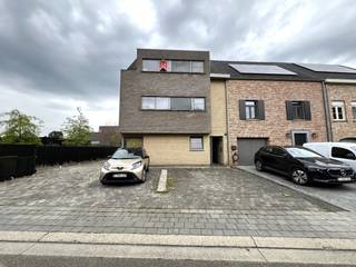 Ligging: <br />Dit appartement is zeer rustig gelegen en bevindt zich op wandel- en fietsafstand van het centrum van Geel. <br /><br />Beschrijving: <br />Dit gezellige appartement op de tweede verdieping (zonder lift) bestaat uit: <br />- Inkomhal met een apart toilet<br />- Leefruimte<br />- Open, geïnstalleerde keuken (met spoelbak, ijskast, kookplaat en afzuiging) <br />- 2 slaapkamers<br />- Badkamer, afgewerkt met enkele lavabo, lavabomeubel, douche en aansluiting voor een wasmachine.<br />- Zeer ruim terras<br />- Autostaanplaats vooraan het gebouw<br />- Tuinberging achteraan het gebouw<br />- Ruime zolder<br /><br />Extra:<br />- Zeker het bezichtigen waard!<br />- Huurprijs: 770 euro/maand + gemeenschappelijke kosten van 30 euro/maand!<br />- Beschikbaar vanaf 1/09/2026. Ook vroeger mogelijk, vanaf 01/07/2026!<br /><br />Uitsluitend via onze website www.vastengoed.be kan u een bezichtiging inplannen op de vooropgestelde bezoekmomenten. Voor andere vragen kan u het kantoor bereiken op het nummer 014/72.73.74.