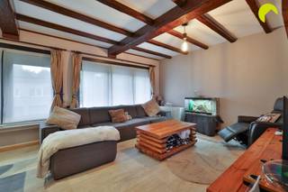 <p><span>In de gegeerde collegewijk te Edegem bieden wij u deze gezellige gezinswoning (128m²) aan met 2 slaapkamers. De woning dateert van 1966 en werd in de jaren 90 gerenoveerd.</span></p><p><span>De collegewijk is een zeer rustige woonwijk in de buurt van het Fort V. In de directe omgeving vindt u winkels, scholen, openbaar vervoer en verbindingswegen.</span></p><p><span>Op heden is de woning verhuurd. Voor eigen bewoning kan u de huurovereenkomst opzeggen met een opzegtermijn van 6 maanden.</span></p><p><span> </span></p><p><span>De woning beschikt overal over dubbele beglazing met PVC schrijnwerk. De verwarming gebeurt met elektriciteit (accumulatie). Na controle werd de woning gecategoriseerd als asbestveilig.</span></p><p><span>In 2022 werd het dak vernieuwd en voorzien van extra isolatie (14cm). De elektriciteit is niet conform aan de voorschriften van het AREI en dient dus aangepast te worden.</span></p><p><span> </span></p><p><span>Graag som ik voor u nog even de troeven op van deze gezellige woning te Edegem:</span></p><p><span> </span></p><p><span>- Gelegen in een zeer rustige woonwijk: nabij Fort V, winkels, scholen, openbaar vervoer, ...</span></p><p><span>- Overal dubbele beglazing met PVC schrijnwerk</span></p><p><span>- Dak vernieuwd en geïsoleerd in 2022</span></p><p><span>- Aangelegde tuin</span></p><p><span>- Inpandige garage + oprit voor de woning</span></p><p><span> </span></p><p><span>EPC 456 kWh/m² jaar (renovatieverplichting van toepassing)</span></p><p><span>P-score A, G-score A</span></p><p><span> </span></p><p><span>Voor een bezoek ter plaatse kan u ons contacteren op het nummer 03 449 42 41 of mail ons via hallo@habicom.be.</span></p><p><span>Benieuwd naar de waarde van jouw woning? Check het gratis op www.watismijnhuiswaard.be </span></p>