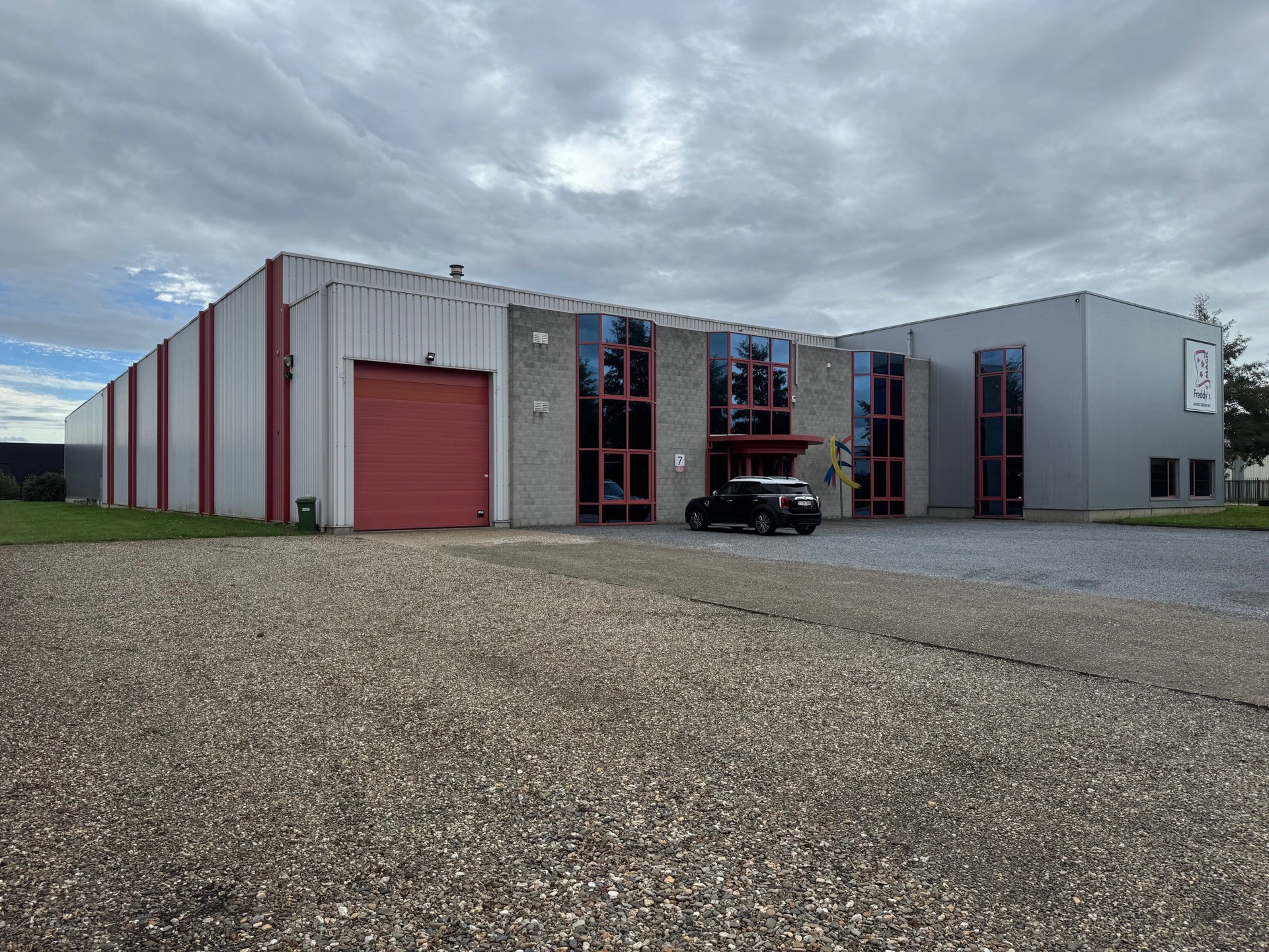Polyvalent bedrijfsgebouw te koop te Lanaken. - foto 1
