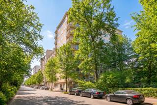 Dit appartement op de vijfde verdieping biedt een zee aan ruimte en potentieel. Je betreedt het appartement via een ruime inkomhal die rechtstreeks toegang geeft tot de lichtrijke leefruimte. Dankzij de grote raampartijen geniet je hier van een overvloed aan natuurlijk licht.

Verder beschikt het appartement over een afgesloten keuken, drie ruime slaapkamers en twee badkamers. Daarnaast is er bijzonder veel opbergruimte aanwezig, wat zorgt voor extra comfort.

Tot slot hoort er ook een aparte kelderberging bij het appartement en is er ook een fietsenstalling in het gebouw.

Gelegen aan de Koningin Elisabethlei bevindt dit appartement zich op een bijzonder gegeerde locatie in Antwerpen. Deze statige laan vormt een mooie verbinding tussen belangrijke invalswegen en ligt pal tegenover het Koning Albertpark en aan Harmoniepark, waardoor je hier geniet van een aangenaam groen uitzicht en rust.

De buurt combineert het beste van twee werelden: enerzijds een residentiële, charmante omgeving met karaktervolle gebouwen, anderzijds een zeer centrale ligging. Je bevindt je op korte afstand van het stadscentrum, winkels, horeca en openbaar vervoer. Ook belangrijke verbindingswegen en stations liggen vlot bereikbaar, wat zorgt voor een uitstekende mobiliteit.

