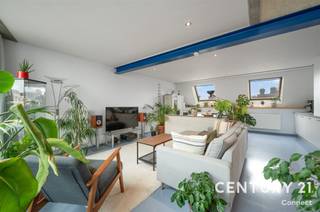 <p><span><strong>Lichtrijk duplex appartement met ruim terras en garagebox in hartje Leuven</strong></span></p><p>Duplex appartement op een bijzonder centrale ligging in de Maria-Theresiastraat te Leuven, een verbindingsstraat tussen de Tiensestraat en de omgeving van het Martelarenplein en de Tiensevest. Het appartement bevindt zich op wandelafstand van het station van Leuven, het Ladeuzeplein en de Bondgenotenlaan. Ook de Leuvense ring is vlakbij, waardoor de bereikbaarheid uitstekend is, terwijl u toch volop in het hart van de stad woont.</p><p>Het duplex appartement maakt deel uit van een charmant en kleinschalig gebouw met slechts twee appartementen, wat zorgt voor een aangename en karaktervolle woonomgeving. Het beschikt over een lichtrijke leefruimte met open geïnstalleerde keuken, aansluitend een groot terras met mooi verzicht, twee slaapkamers, berging met voorziening voor wasmachine en droogkast, een apart toilet en een badkamer met ligbad én douche. Bij het appartement hoort een garagebox in residentie Binnenhof, die verplicht mee dient te worden aangekocht, prijs;25.000€.</p><p>Een ideale combinatie van ruimte, licht, buitenruimte en parkeergelegenheid op een toplocatie in Leuven. Interesse? Maak vandaag nog een afspraak bij Sally, mail of bel haar op sally@connect-immo.be of 0478 570 999</p><p>Prijs appartement 455.000€<br />Prijs garagebox 25.000€</p><p>EPC: 113 kWh/m² - label B - UC:2438551<br />Wg-Gdv-Gvkr-Gdv</p>