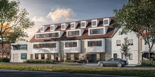The View vertrekt vanuit een duidelijke ambitie: een exclusieve residentie realiseren waarin architectuur, wooncomfort, duurzaamheid en hoogwaardige afwerking één samenhangend geheel vormen. De ligging aan de poort van Knokke, de zuidwestelijke oriëntatie en de openheid van de omgeving vormen het uitgangspunt van het ontwerp.<br /><br />The View is gelegen aan de Natiënlaan 92-94 te Knokke-Heist, langs één van de belangrijkste toegangswegen tot Knokke. The View staat voor hoogwaardig en comfortabel wonen, waarbij architectuur, ruimte, licht en kwaliteit één geheel vormen. De kleinschalige residentie met slechts 10 appartementen biedt een exclusieve woonomgeving met aandacht voor privacy en rust. Royale leefruimten, grote raampartijen en ruime terrassen benutten optimaal de gunstige zuidwestelijke oriëntatie en versterken de relatie tussen binnen en buiten.<br /><br />De BEN-appartementen (Bijna-Energie-Neutraal) zijn uitgerust met dubbele beglazing met geluidsisolatie. Geothermie zorgt voor vloerverwarming en -koeling via warmtepompen. Zonnepanelen staan in voor de elektriciteit. Een ventilatiesysteem type D, dat zorgt voor een gecontroleerde luchtverversing en een gezond binnenklimaat.<br />De ambitie: een E-peil van 30, zonder gebruik van fossiele brandstoffen. Ook in de materiaalkeuze primeert duurzaamheid. Zo wordt er bijvoorbeeld gekozen voor bakstenen die in eigen streek vervaardigd worden met Belgische klei. Minimale impact én kwaliteit gegarandeerd!<br /><br />Er is keuze uit ruime appartementen en duplexappartementen met één tot drie slaapkamers en één tot drie badkamers. Elk appartement beschikt over een aangename leefruimte met open keuken, een praktische berging en een terras en/of tuin. Daarnaast is er de mogelijkheid tot aankoop van 13 garageboxen en 2 bergingen.<br />Dit unieke nieuwbouwproject combineert hoogwaardige architectuur en een afwerking met oog voor detail en duurzame technieken gelegen op een uitstekende centrale ligging in Knokke.<br /><br />Troeven:<br />- Fenomenaal open zicht met zuid-westgerichte zonneterrassen<br />- Geothermische installatie<br />- Zonnepanelen<br />- Zonwering<br />- Domotica<br />- Vloerverwarming -en koeling via warmtepomp<br />- Mogelijkheid tot aankoop van een garagebox<br />- 6% BTW mogelijk<br /><br />Stedenbouwkundig uittreksel en maatregelenregister in aanvraag<br /><br />Aarzel niet om ons te contacteren voor meer informatie: tel. 050 62 44 14 of via knokke@immax.be