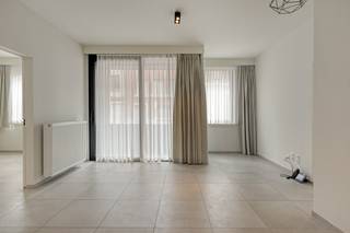 De assistentiewoning heeft een bewoonbare oppervlakte van 63m² en is praktisch ingedeeld. Je beschikt over een modern appartement, afgewerkt met duurzame materialen en voorzien van hedendaags comfort. De lichtrijke leefruimte sluit aan op de open keuken met de nodige voorzieningen. Verder zijn er 2 slaapkamers en een aangepaste badkamer met aandacht voor toegankelijkheid en gebruiksgemak.Dankzij de recente bouw voldoet het appartement aan de huidige normen op vlak van energiezuinigheid en wooncomfort. Bewoners genieten van de zekerheid van assistentiewonen, met ondersteuning en een full-service thuiszorgaanbod op maat, zonder in te boeten aan privacy en zelfstandigheid.Binnen de residentie is er een stijlvolle bistro voor een dagverse maaltijd of een koffie. Bij mooi weer kan je genieten van de groene binnentuin met terras.De ligging is een absolute troef: vlot bereikbaar en nabij winkels, openbaar vervoer, zorgvoorzieningen en het centrum van Kortrijk.Een ideale woonoplossing of investeringsopportuniteit.Hier geniet u nog van een vrijstelling van onroerende voorheffing. Wenst u meer info over deze woning of wenst u een bezoek ter plaatse? Contacteer Alissia Dewitte (0472 18 64 21 - alissia.dewitte@dewaele.com) Bestuursmaatregelen in het maatregelenregister: nee