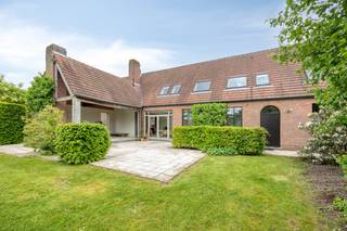 Ontdek dit unieke landhuis (326m² bewoonbare opp.) op een royaal perceel van 2257m². Dankzij de oost-west oriëntatie (voorkant oost, achterkant...