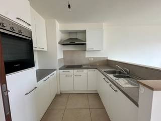 Uitstekend gelegen, energiezuinig duplex-appartement met zonnig terras.Het appartement bestaat uit:Verdieping 2: Inkomhal - toilet - leefruimte met...