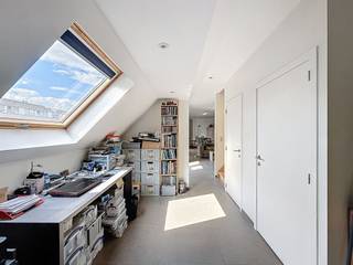 <p><span>Duplex-appartement in het centrum van Roeselare.</span></p><p><span> </span></p><p><span>De indeling is als volgt:</span></p><p><span> </span></p><p><span>Inkom met voorkamer en aparte berging + toilet, leefruimte met open keuken en terras, 3 slaapkamers en een badkamer met bad, lavabo en toilet. </span></p><p><span> </span></p><p><span>Daarnaast beschikt het appartement over een private garagebox (inbegrepen in de huurprijs).</span></p><p><span> </span></p><p><span>€ 50 syndic/maand. </span></p><p><span> </span></p><p><span>Beschikbaarheid: 01/10/2025 of eerder in onderling overleg met de huidige huurder.</span></p><p><span> </span></p><p><span>Bij interesse kunt u via volgende link uw huurdersprofiel aanmaken: <span>https://clee.be/nl/app/kandidaat-stellen/0476526158/cba05d0d-5777-f011-b481-6045bd878ff4</span></span><span> </span></p>