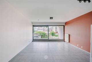 <p><span>GHENT CENTRUM - Studio prêt à l'emploi avec terrasse ensoleillée dans la Residentie Justine</span></p><p><span> </span></p><p><span>Situé au rez-de-chaussée de la résidence, nous trouvons cet appartement lumineux et prêt à l'emploi avec un espace extérieur agréable.</span></p><p><span>Idéal pour débuter ou investir, il bénéficie d'un accès facile au centre-ville, aux campus étudiants et aux voies d'accès.</span></p><p><span> </span></p><p><span> </span></p><p><span>Les principaux atouts en bref : </span></p><ul><li><span>Situation centrale</span></li><li><span>Environnement verdoyant avec vue sur l'estuaire du Muinkschelde </span></li><li><span>Caractère prêt à l'emploi</span></li><li><span>Deux chambres à coucher de taille normale</span></li><li><span>Possibilité d'acheter un emplacement intérieur</span></li><li><span>Terrasse spacieuse</span></li><li><span>EPC favorable et électricité conforme</span></li></ul><p><span> </span></p><p><span> </span></p><p><span>Aménagement</span><span>: hall d'entrée avec débarras, espace de vie ouvert avec cuisine équipée, accès à une agréable terrasse urbaine, débarras, salle de bains avec douche et lavabo, deux toilettes séparées et deux chambres à coucher spacieuses.</span></p><p><span> </span></p><p><span> </span></p><p><span>Important</span><span>:</span></p><p><span>Prix indicatif : 390 000 EUR</span></p><p><span>EPC : 151 kWh/m² an (UC : 20230418-0002859975-RES-1)</span></p><p><span>Pas d'obligation de rénovation</span></p><p><span> </span></p><p><span>Intéressé(e) ? Contactez l'agence immobilière Axel Lenaerts pour plus d'informations ou pour une visite sur place au </span><span>09 245 24 24</span><span> ou Laurens@axellenaerts.be</span></p><p><span> </span></p>