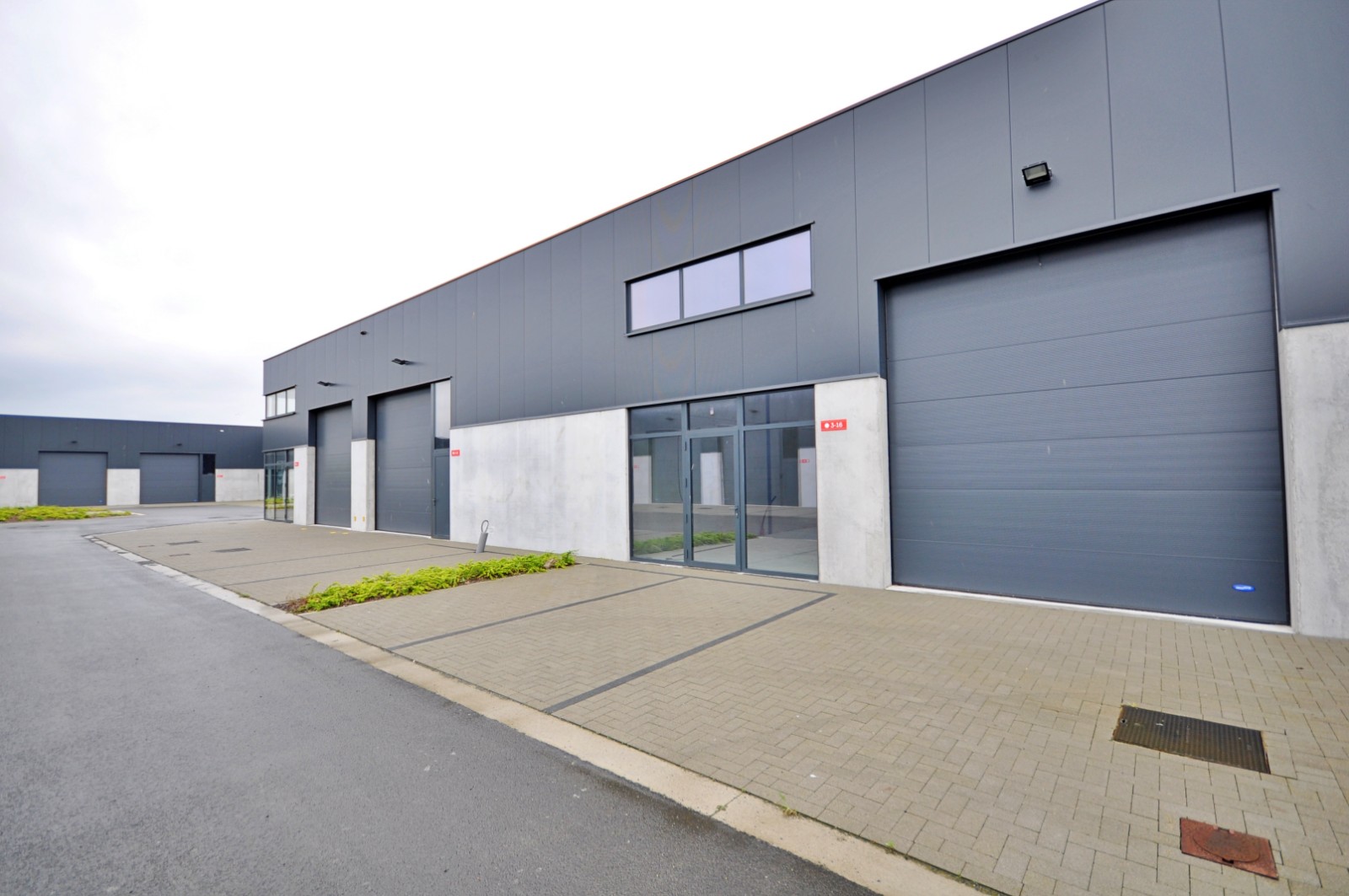 INDUSTRIELE GEBOUWEN TE KOOP - KMO-PARK MOENKOUTER - UNIT 16 - foto 3