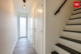 Deze instapklare woning is ideaal gelegen vlakbij het centrum van Lembeke, met de Lembeekse bossen op wandelafstand. <br /><br />Een rustige, groene omgeving gecombineerd met een vlotte bereikbaarheid maakt dit een bijzonder aangename woonlocatie.<br /><br />Bij het binnenkomen betreedt u de inkomhal met een apart toilet, met daarnaast de badkamer die volledig is uitgerust met een inloopdouche, ligbad en wastafel.<br /><br />Verder is er de open keuken die naadloos overgaat in de lichtrijke leefruimte, met een mooi zicht op de tuin. <br /><br />Aansluitend aan de keuken bevindt zich een praktische berging met aansluiting voor de wasmachine.<br /><br />Op de bovenverdieping zijn er drie volwaardige slaapkamers.<br /><br />De tuin biedt veel privacy en geeft toegang tot een aparte garage achteraan via een handig deurtje. <br /><br />Ook beschikt de woning over 9 zonnepanelen en is er een laadpaal voorzien aan de voorgevel.<br /><br />Contacteer Top Vastgoed voor een bezoek via 0475 700 700.