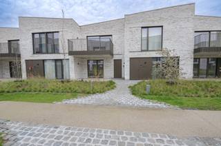 Deze energiezuinige BEN-woning met geïntegreerde geothermie (verwarming én koeling) bevindt zich in een rustige, autovrije en groene wijk. De...