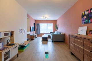Deze woning werd recent volledig gerenoveerd en is klaar voor zijn volgende bewoners. Je krijgt 2 slaapkamers, een open leefruimte met keuken en een badkamer met ligbad en douche.<br />De zolder biedt extra mogelijkheden en kan ingericht worden als derde kamer, bureau of hobbyruimte. Achteraan is er een tuin met een ruime tuinberging en achteruitgang naar een fietspad. Praktisch voor fietsen, tuinmateriaal of extra opbergruimte. Ook op technisch vlak zit je goed: EPC-label A (en dit zonder zonnepanelen), goedgekeurde elektriciteit en asbestveilig. De woning ligt in een rustige wijk in Sint-Pieters, met winkels, openbaar vervoer en belangrijke invalswegen op korte afstand.<br /><br />De belangrijkste troeven:<br />Recent volledig gerenoveerd -2 slaapkamers - zolder met mogelijkheid tot derde kamer - badkamer met ligbad en douche - open keuken - tuin met achteruigang - extra berging - EPC A - elektriciteit goedgekeurd - asbestveilig - rustige ligging in Sint-Pieters, nabij Polderbos en Park Ten Poele - dichtbij winkels, openbaar vervoer en invalswegen<br /><br />Een woning die praktisch is ingedeeld, technisch in orde is en waar je zonder grote werken meteen kunt starten.