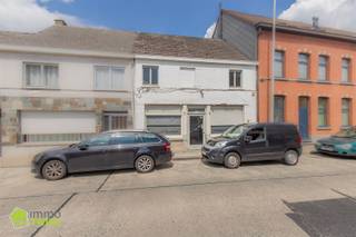 <p>Deze eigendom, gebouwd in 1930, biedt een unieke combinatie van wonen en werken. Met een bewoonbare oppervlakte van 170m² en een perceel van 190m² is dit handelshuis ideaal voor wie een commerciële activiteit wenst te combineren met comfortabel wonen. Dankzij de centrale ligging in Moerzeke/Kastel geniet u van een vlotte bereikbaarheid en een goede visibiliteit.</p><p><br /><strong><u>GLV</u></strong><br />Bij het binnenkomen bevindt zich de commerciële ruimte (vroeger frituur), die naar eigen wens kan worden ingevuld. Achterliggend vinden we een leef- en zitruimte, een aparte keuken, een praktische berging en een achterliggende tuin – een aangename buitenruimte met tal van mogelijkheden.</p><p><br /><strong><u>1steV</u></strong><br />De eerste verdieping biedt plaats aan twee volwaardige slaapkamers en een kleinere kamer. Momenteel zijn de wanden uitgebroken, waardoor u de indeling volledig naar eigen smaak kan bepalen en de ruimtes flexibel kan inrichten.</p><p><br /><strong><u>Extra troeven</u></strong><br />– Centrale ligging in Moerzeke/Kastel<br />– Mogelijkheid tot combinatie wonen & werken<br />– Flexibele indeling op de bovenverdieping<br />– Handelshuis met potentieel</p><p>Maak nu uw afspraak. Laat u verrassen en vraag vandaag nog uw persoonlijk bezoek aan.<br />T. 052 55 55 55 – 0479/36.88.14 – info@immotwins.be - maxime@immotwins.be – www.immotwins.be</p>