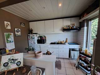 <p></p><p>Een goed gelegen appartement op de eerste verdieping bestaande uit een ruime woonkamer met open, ingerichte keuken, 2 slaapkamers, badkamer, bureel, hal met ingemaakte kast.</p><p></p>