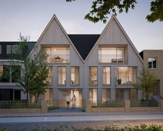 Villa d’Haan is een kleinschalige nieuwbouwresidentie in het hart van de meest charmante badplaats van onze kust, De Haan. Hier woon je vlakbij het centrum met zijn sfeervolle Belle Époque-architectuur, de gezellige winkelstraat en talloze culinaire adressen. Ook de brede stranden, duinen en de statige Concessiewijk bevinden zich op wandelafstand. Dankzij de vlotte verbindingen bereik je Brugge, Oostende of Blankenberge in slechts 20 minuten. Zo combineert Villa d’Haan een rustige woonomgeving met een uitstekende bereikbaarheid.
De residentie telt vijf exclusieve appartementen met bewoonbare oppervlaktes van 68m² tot 149m², telkens voorzien van royale terrassen. Op het gelijkvloers en de eerste verdieping bevinden zich twee appartementen met twee slaapkamers, terwijl de bovenste verdieping een unieke penthouse met drie slaapkamers biedt. Uitzonderlijke troef van dit project is de gemeenschappelijke tuin achter het gebouw waar zich tevens de autostaanplaatsen bevinden.
De appartementen worden afgewerkt met kwalitatieve en duurzame materialen in harmonie met de strengste isolatie- en energienormen. Vloerverwarming via een lucht-water warmtepomp, in combinatie met een doordachte akoestische isolatie en royale raampartijen, creëren een lichtrijke en comfortabele woonervaring in elk seizoen. Villa d’Haan is dan ook ideaal als tweede verblijf, stijlvolle vaste woonst of als investering!
Wens je meer informatie over Villa d’Haan? Contacteer ons via 050 70 81 74 of hello@keyimmo.be.