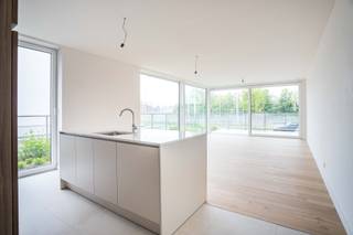 Welkom bij het nieuwbouwproject, gelegen aan de prachtige Leie in het bruisende centrum van Harelbeke. Dit unieke appartement biedt een...