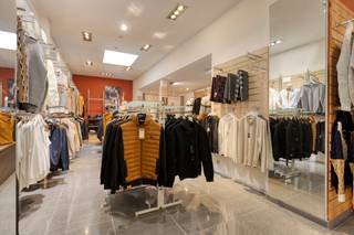 Midden in het bruisende commerciële centrum van Blankenberge bevindt zich dit veelzijdige pand dat de ideale combinatie biedt tussen wonen en werken. Gelegen in de winkelstraat én op wandelafstand van de zee, vormt dit een toplocatie voor wie een succesvolle zaak wil uitbouwen zonder in te boeten aan wooncomfort.<br /><br />Op het gelijkvloers vindt u een instapklare handelsruimte van 110 m², geschikt voor uiteenlopende doeleinden zoals detailhandel, horeca of dienstverlening. Dankzij de uitstekende zichtbaarheid en passage geniet uw zaak hier van maximale commerciële opportuniteiten.<br /><br />Het woongedeelte is toegankelijk via een aparte ingang, wat zorgt voor de nodige privacy en comfort. De indeling is als volgt:<br /><br />1ste verdieping:<br />Ruime woonkamer, volledig geïnstalleerde keuken, bureauruimte, gastentoilet en een aangenaam terras.<br />2de verdieping:<br />Master bedroom, slaapkamer met ensuite lavabo en toilet, een extra kamer die perfect kan dienen als bureau, dressing of kinderkamer, en een badkamer uitgerust met dubbele wastafel, douche en toilet.<br />3de verdieping:<br />Twee volwaardige slaapkamers, een tweede badkamer met douche, wastafel en toilet, en een praktische berging.<br /><br /><br />Contacteer ons voor een bezoek ter plaatse!