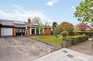 <p><span>Bungalow in BISSEGEM MET MODERNE uitstraling!!</span></p><p><span>Welkom in deze gezinswoning gelegen in de rustige wijk Bissegem. Dit eigentijdse pand presenteert zich als een perfecte woonplek voor gezinnen die op zoek zijn naar comfort en stijl. </span></p><p><span> </span></p><p><span>Het pand beschikt over 3 ruime slaapkamers en een badkamer waarvan de indeling ideaal is voor het dagelijks leven. De woning straalt helderheid uit dankzij de talrijke ramen en deuren die overvloedig natuurlijk licht binnenlaten. Dit zorgt voor een open en uitnodigend woonklimaat.</span></p><p><span> </span></p><p><span> Zonnepanelen op het dak tonen het energiebewuste karakter van deze woning.</span></p><p><span> </span></p><p><span>BUITEN RUIMTES </span></p><p><span> </span></p><p><span>Het eigendom beschikt over mooie tuin met een functioneel tuinhuis. </span></p><p><span> </span></p><p><span> Een netjes onderhouden oprit voert naar de voorkant van de woning. De totale inrichting duidt op goed onderhoud en zorg voor details.</span></p><p><span> </span></p><p><span> INTERIEUR: Het interieur toont een verfijnde smaak met moderne afwerkingen. Houten vloeren gecombineerd met een stijlvolle inrichting creëren een warm en uitnodigend interieur. De woonruimtes zijn goed verdeeld, met aandacht voor functionaliteit en esthetiek.</span></p><p><span> </span></p><p><span>Dit huis in Bissegem biedt een ideale combinatie van ruimte, comfort en charme, perfect voor wie een kwaliteitsvol leven nastreeft. </span></p><p><span> </span></p><p><span>Wenst u deze woning te bezoeken? maak snel een afspraak op 056/96.08.00 of mail naar info@property-vastgoed.be</span></p>