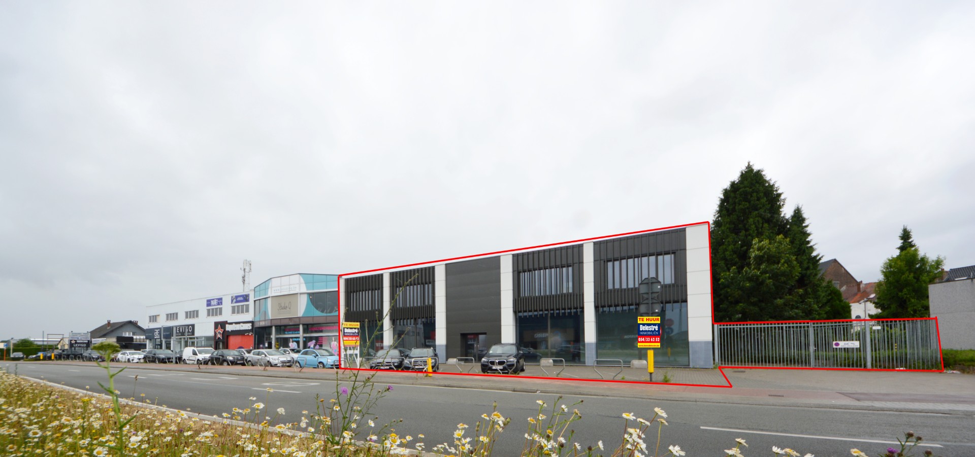 COMMERCIEEL GEBOUW BAANLOCATIE MET PARKING NABIJ MCDONALDS - foto 2