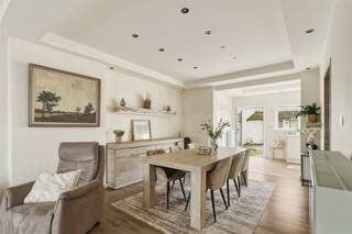 Deze instapklare woning werd volledig gerenoveerd en behaalt een gunstig EPC B. Gelegen in Schoten woon je hier op een vlot bereikbare locatie,...