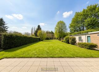 Stijlvolle alleenstaande villa met ZONNIGE TUIN en UITSTEKENDE LIGGING vormt de IDEALE GEZINSWONING voor wie COMFORT en BEREIKBAARHEID weet...