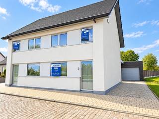 Op een <strong>invalsweg</strong> tussen Ingelmunster en Meulebeke bevindt zich deze <strong>veelzijdige, commercieel</strong> gelegen eigendom. Deze combineert <strong>wonen met een handelsruimte en opslagmogelijkheden</strong>. De woning beschikt over een <strong>ruime leefruimte</strong> aan de voorzijde van de woning met aansluitend de<strong> ingerichte keuken</strong> die <strong>via grote raampartijen aansluit op de aangelegde tuin </strong>met tuinhuis en het <strong>uitgebreide terras</strong>. De <strong>nieuwe badkamer</strong> bevindt zich op de beneden verdieping alsook het<strong> gastentoilet. </strong><br />De <strong>polyvalente handelsruimte</strong> bevindt zich links van de leefruimte met een <strong>aparte ingang </strong>geschikt voor een<strong> zelfstandige activiteit, kantoor, praktijk of hobby</strong>. Aan de rechterzijde bevinden zich een <strong>wasplaats, een extra inkom, een bergruimte</strong> die verder kan afgewerkt worden volgens wens en een <strong>dubbele garage met sectionaal poort</strong>. <br />Op de <strong>eerste verdieping</strong> zijn <strong>4 slaapkamers</strong> beschikbaar toegankelijk via <strong>2 trappen</strong>. In een slaapkamer zijn de voorzieningen reeds aangebracht voor een <strong>extra badkamer</strong>. De <strong>zolder</strong> is toegankelijk via een <strong>vaste trap </strong>en werd <strong>volledig geïsoleerd</strong>. <br />Een <strong>ruime kelder</strong> zorgt voor <strong>extra stockage</strong>. <br />Aan de zijkant van de woning is <strong>parking</strong> voorzien. Tevens is er openbare parking voor de woning. 