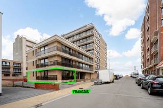 Op een toplocatie in residentie Golden Sand, vlak bij strand, duinen en het Provinciaal Domein van Walraversijde, ligt dit instapklare appartement (61 m²) met een ideale zuidoostoriëntatie.<br /><br />Het werd volledig gerenoveerd 5 jaar geleden en beschikt over een moderne keuken, een vernieuwde badkamer, keramische tegelvloeren én een conforme elektrische installatie ⚡. In 2025 kreeg het appartement nog nieuwe PVC-ramen met hoogrendementsglas 🪟.<br /><br />Verder is er individuele verwarming, een parlofoon, teledistributie en een gemeenschappelijke fietsenberging 🚲. Het stijlvolle meubilair is bijna nieuw en kan eventueel worden overgenomen 🛋️.<br /><br />Een perfecte keuze als tweede verblijf, vaste woonst of investering aan zee! 🌊<br /><br />📞 Interesse? Neem contact op voor een bezichtiging!<br /><br />