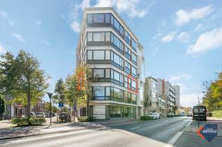 Bienvenue dans cet appartement soigné et prêt à emménager, situé au deuxième étage de la résidence Florina. Grâce à son agencement bien pensé, vous profitez d’un espace de vie lumineux et agréable, au charme chaleureux – l’endroit idéal pour se détendre ou recevoir des invités. La cuisine entièrement équipée s’intègre harmonieusement à la pièce de vie et dispose de tous les appareils modernes. L’appartement comprend en outre deux chambres spacieuses, une salle de bain soignée ainsi qu’un espace de rangement pratique. Vous recherchez un logement prêt à vivre où vous vous sentirez immédiatement chez vous ?<br />Contactez-nous dès aujourd’hui pour plus d’informations ou pour planifier une visite sur place!<br />